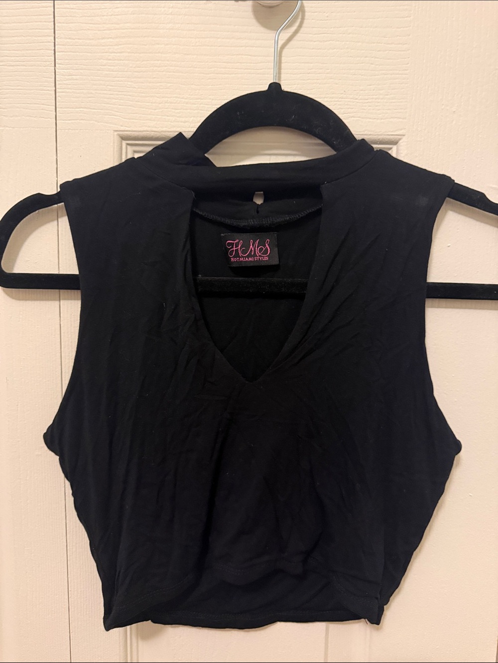 HOT MIAMI STYLES Black V-Neck Sleeveless Crop Top